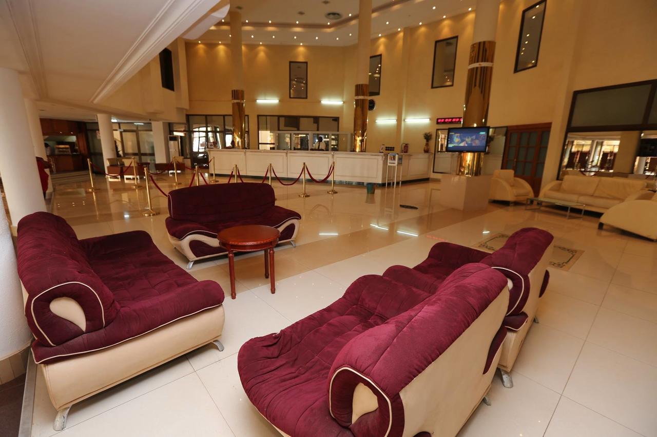 אואגדוגו Palace Hotel מראה חיצוני תמונה