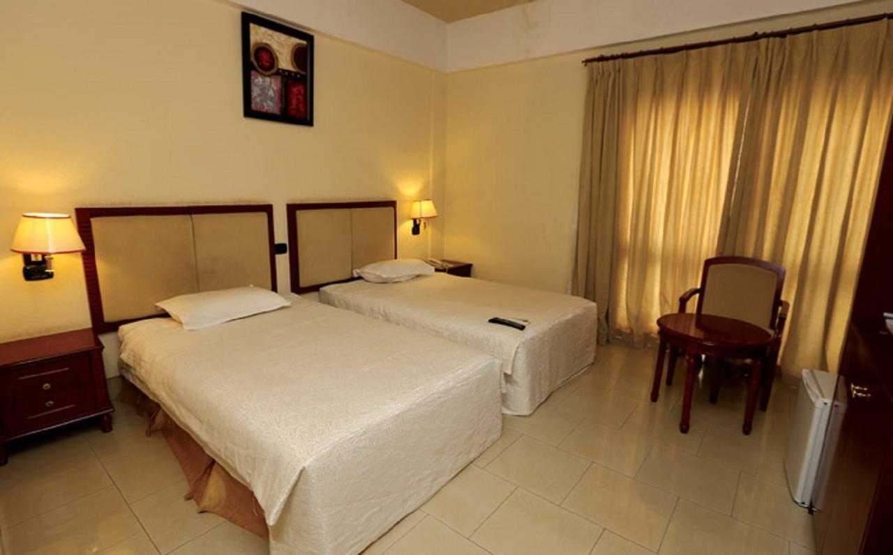 אואגדוגו Palace Hotel מראה חיצוני תמונה