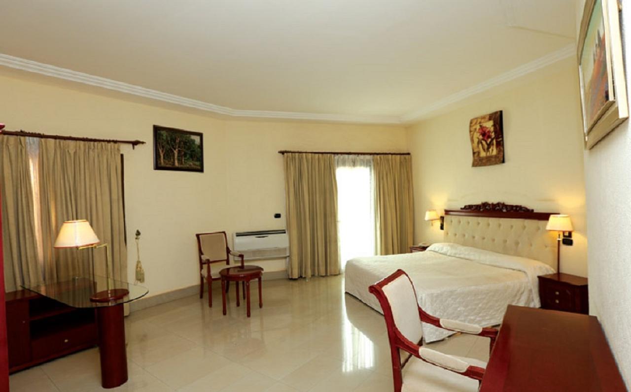 אואגדוגו Palace Hotel מראה חיצוני תמונה