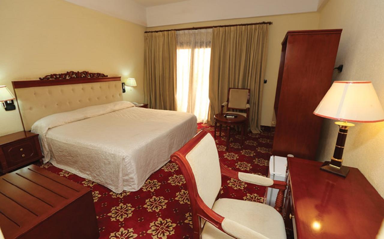 אואגדוגו Palace Hotel מראה חיצוני תמונה