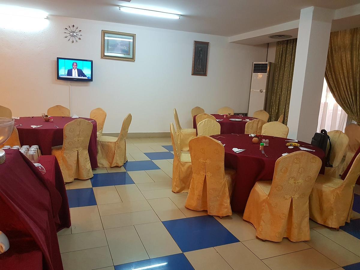 אואגדוגו Palace Hotel מראה חיצוני תמונה
