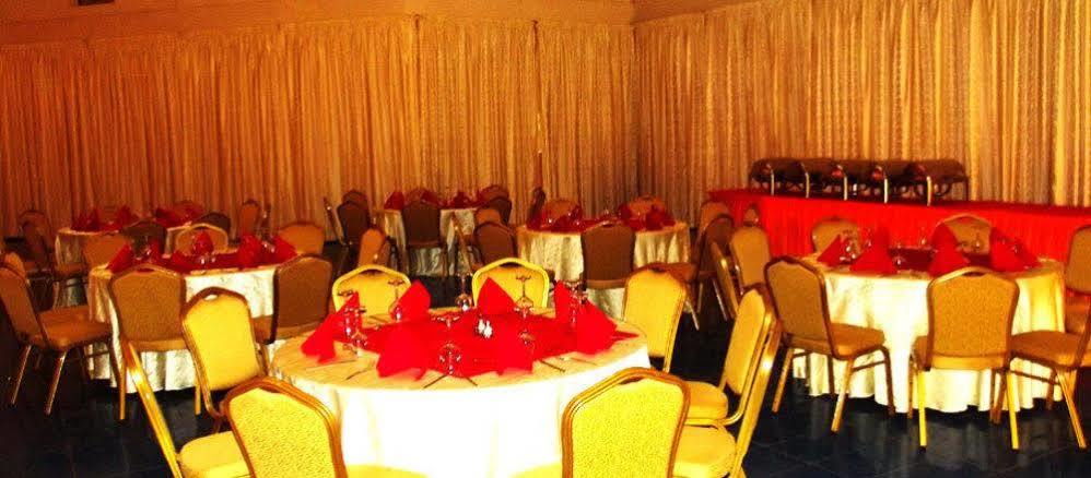 אואגדוגו Palace Hotel מראה חיצוני תמונה