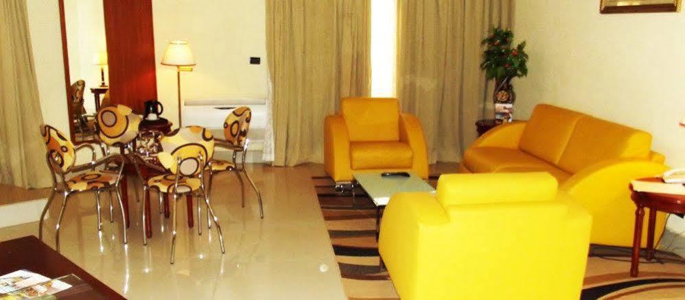 אואגדוגו Palace Hotel מראה חיצוני תמונה