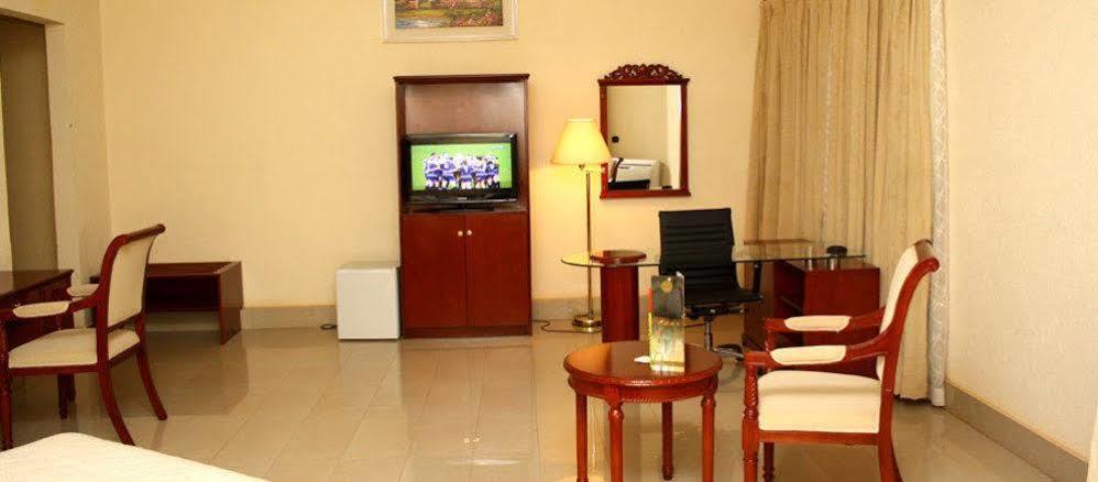 אואגדוגו Palace Hotel מראה חיצוני תמונה