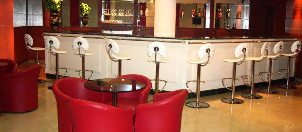 אואגדוגו Palace Hotel מראה חיצוני תמונה