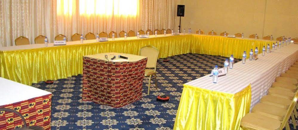 אואגדוגו Palace Hotel מראה חיצוני תמונה