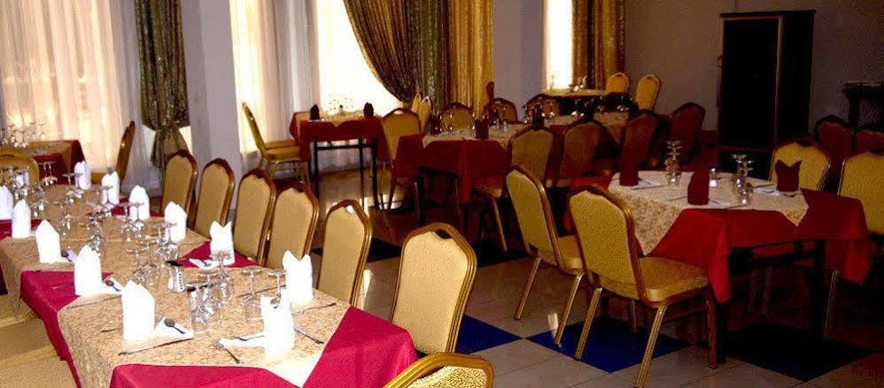 אואגדוגו Palace Hotel מראה חיצוני תמונה