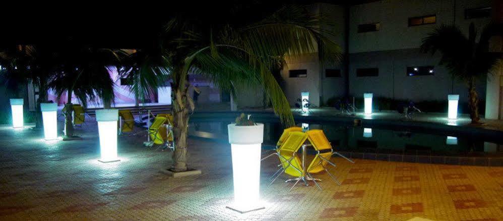 אואגדוגו Palace Hotel מראה חיצוני תמונה